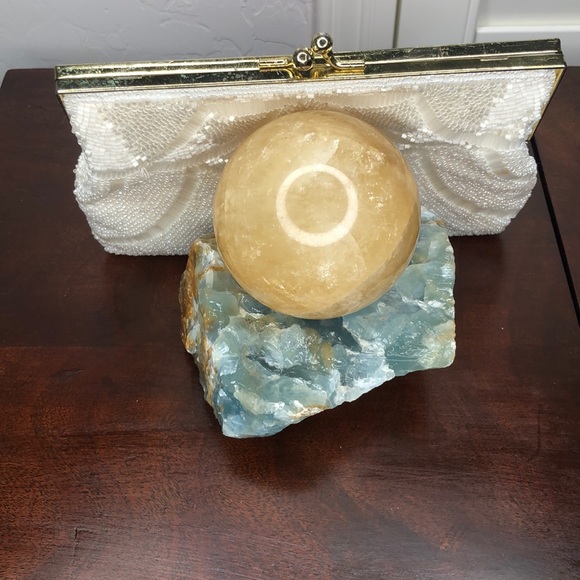 La Regal Beaded Ivory Bag. - Picture 7 of 8